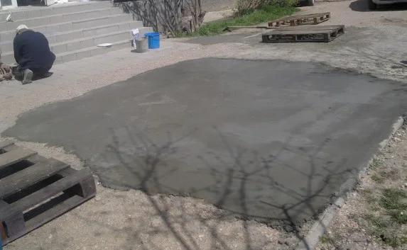 Севастопольцы сами латают ямы на дорогах