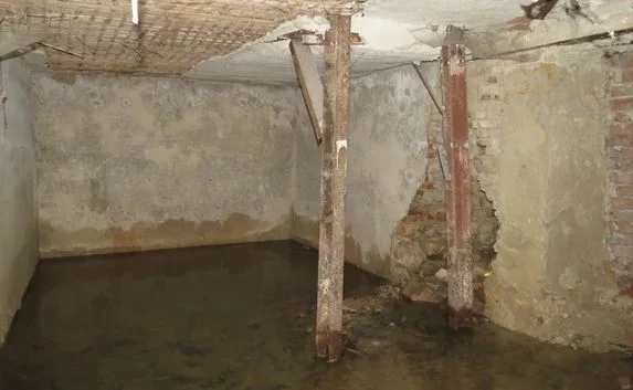 В Балаклаве дом уходит под воду