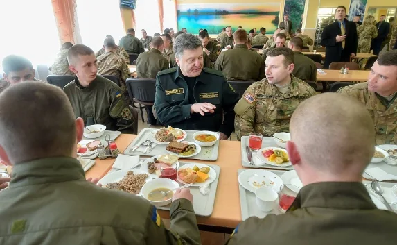 Фото Порошенко, который ест в солдатской столовой, обсмеяли в Сети