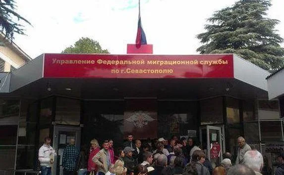Очереди на получение паспорта РФ в Севастополе не уменьшаются