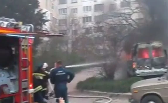 В Севастополе горел микроавтобус