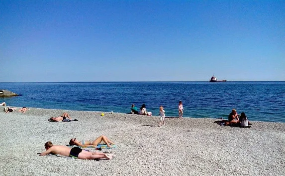 В Крыму на пляжах отдыхающие уже открывают сезон