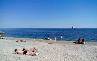 В Крыму на пляжах отдыхающие уже открывают сезон