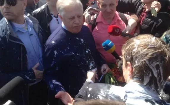 В Киеве на митинге Компартии Симоненко облили кефиром