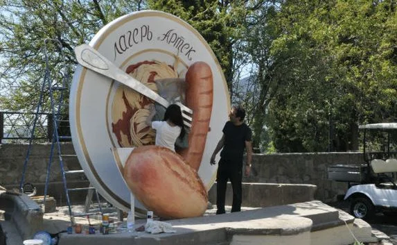 В «Артеке» установили скульптуру «неприличной» сосиски