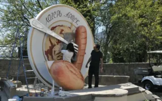 В «Артеке» установили скульптуру «неприличной» сосиски