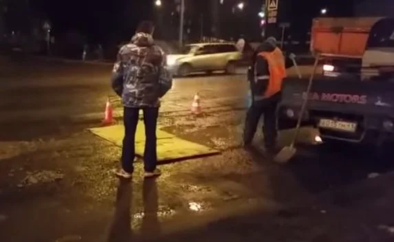 В Петропавловске-Камчатском ямы на дорогах латают... фанерой