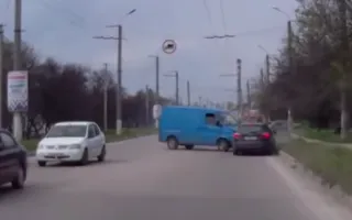 На Хрусталёва иномарка «припечатала» микроавтобус