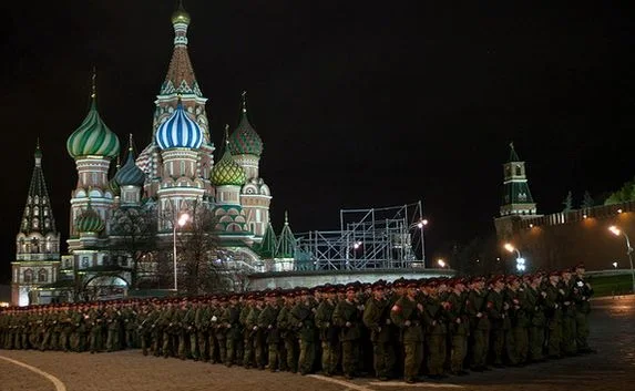 На Красной площади прошла первая ночная репетиция Парада Победы