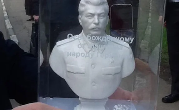 В посольстве ФРГ в Москве не приняли в дар бюст Сталина