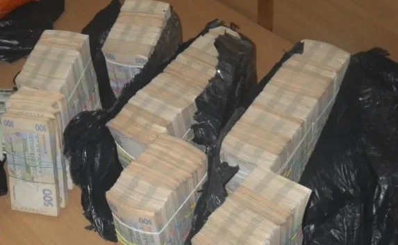 В Украину из Крыма пытались вывезти в грузовике 560 тысяч гривен