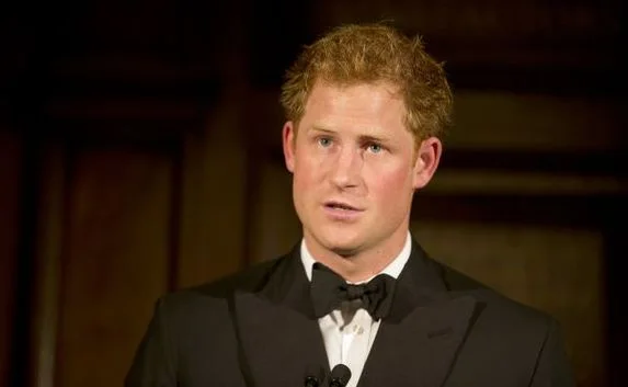 Британский принц поцеловал фанатку с плакатом «Женись на мне»