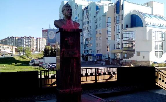 В Липецке новый памятник Сталину облили розовой краской