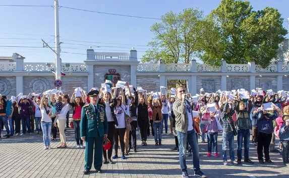В Евпатории состоялся флэшмоб «День Победы» 