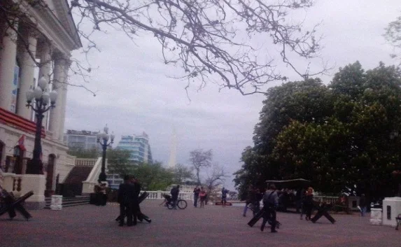 В центре Севастополя поставили противотанковые ежи и ретро-самолёт