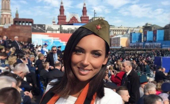 Интернет возмутили светские львицы на «кремлёвских» трибунах