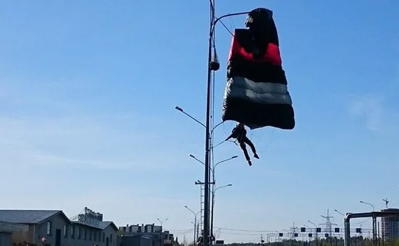 В Санкт-Петербурге парашютист повис на фонаре