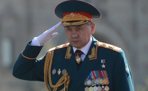 На параде Победы в Москве Шойгу крестился