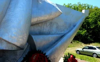 На Сапун-горе вандалы осквернили памятник воинам-азербайджанцам 