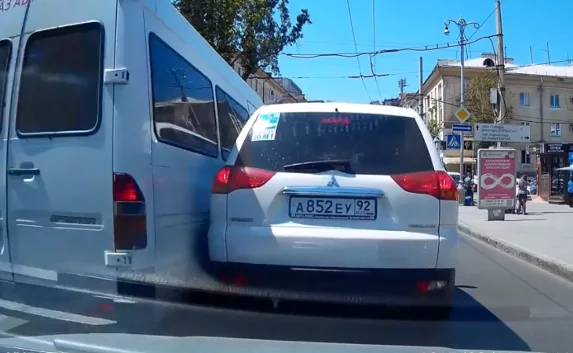 На Очаковцев «Спринтер» на большой скорости задел джип