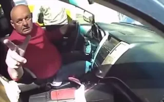 Севастопольцы пытались «выудить» из авто пьяного по виду водителя