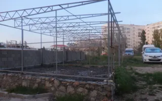 На Кесаева установили «нелегальный» навес для авто
