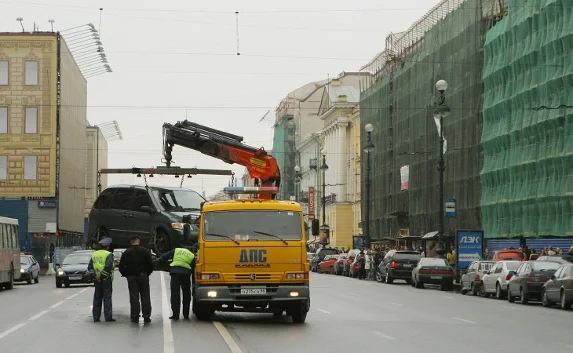 В Петербурге эвакуировали машину с запертым в ней ребёнком