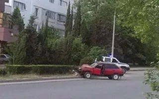 «Девятка» на пустой дороге Севастополя въехала в столб
