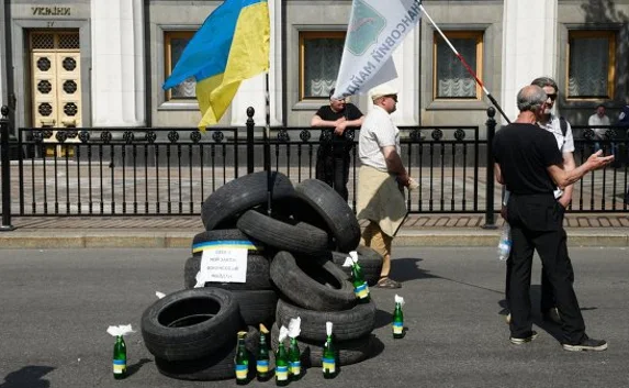 Активисты «финансового Майдана» в Киеве остаются возле Рады