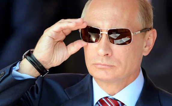 Новая коллекция футболок вышла с неизвестными фото Путина