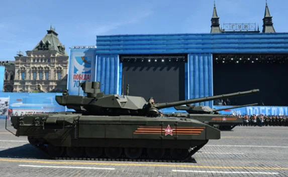 В России назвали причину остановки танка «Армата» на репетиции парада
