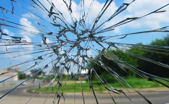 В Ялте автомобиль сбил на тротуаре двух пьяных пешеходов