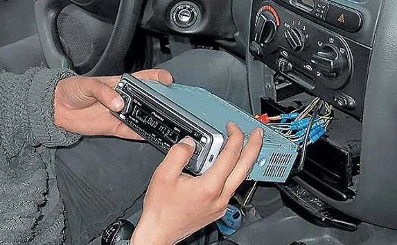 В Севастополе задержали молодых воров автомагнитол