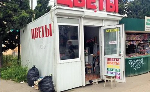 В Севастополе оставили мусор в мешках у цветочного павильона