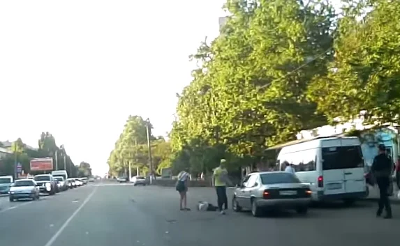 В Севастополе на Московском рынке под колёса авто попал человек