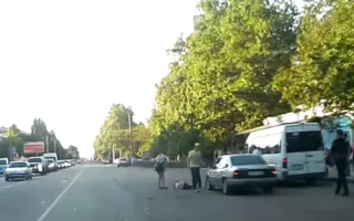 В Севастополе на Московском рынке под колёса авто попал человек
