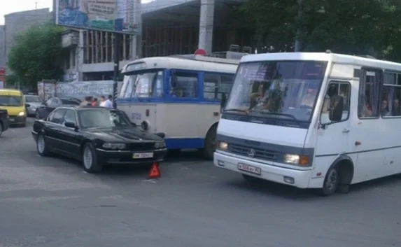 В Симферополе троллейбус въехал в «БМВ»