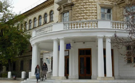 Численность сотрудников СГУ втрое превышает норму