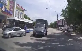 В Севастополе иномарка не пропустила троллейбус
