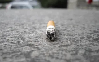 Младенцу в лицо угодил брошенный с балкона окурок