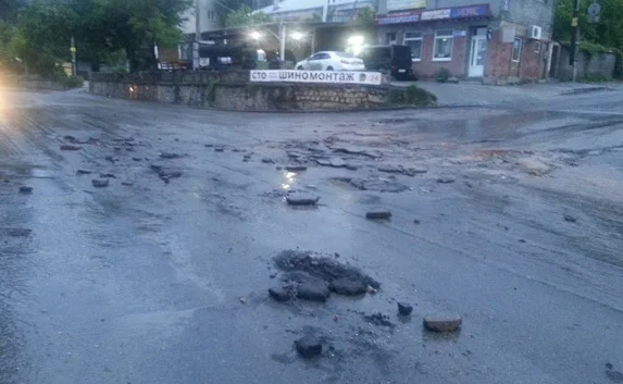 В Симферополе ливень смыл асфальт 