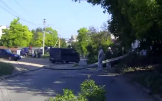 В Севастополе внедорожник снёс столб