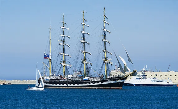 Российский барк «Крузенштерн» протаранил два судна в Исландии