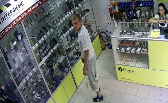 Полиция разыскивает мужчину, избившего продавца в салоне связи