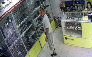 Полиция разыскивает мужчину, избившего продавца в салоне связи