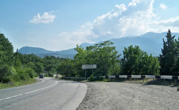 Под Алуштой грузовик слетел в обрыв и загорелся
