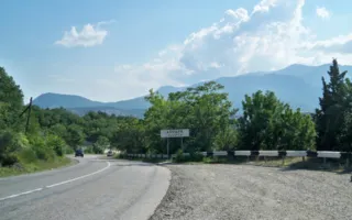 Под Алуштой грузовик слетел в обрыв и загорелся