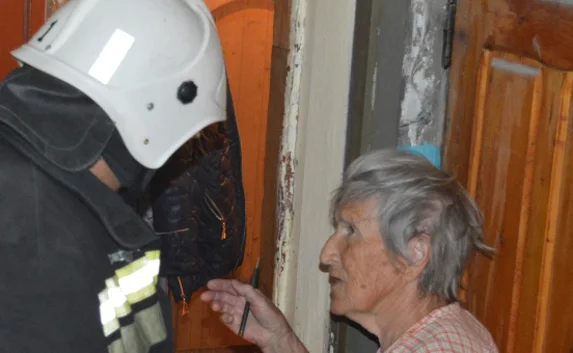 В Севастополе пожарные спасли пожилую женщину