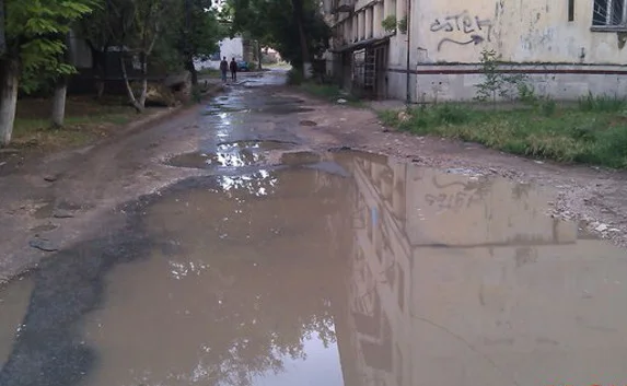 В Севастополе в детсад добраться можно только через лужи