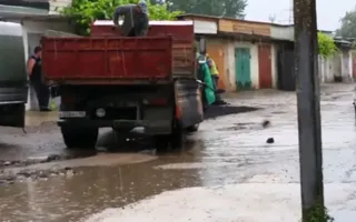 В Симферополе «герои» бросают асфальт прямо в лужи